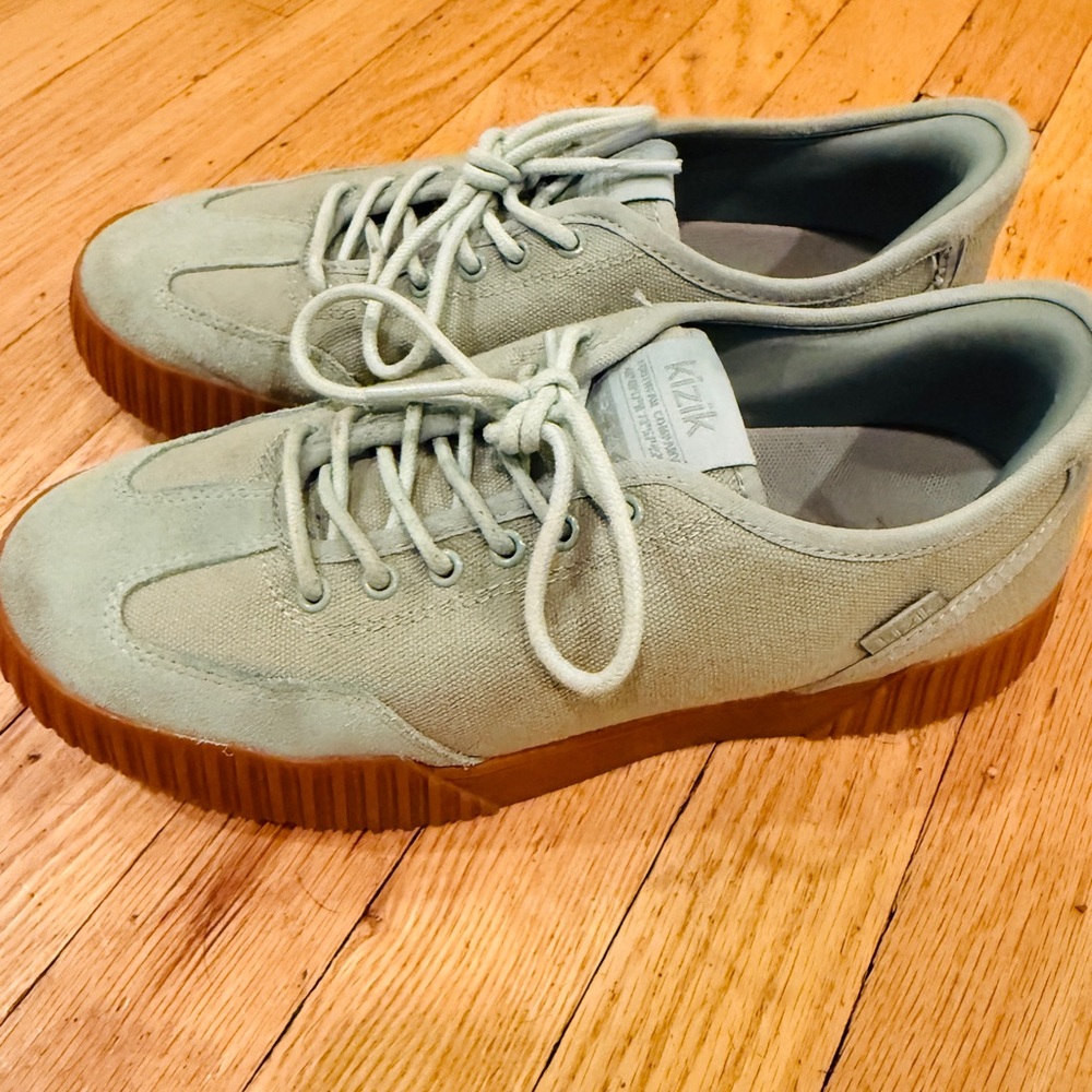 Kizik Brooklyn shoes. Size 7 Women, 5.5 Men - Picture 4 of 5